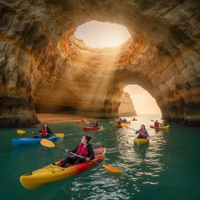 Kayak nas Grutas de Benagil ao Nascer do Sol em Lagoa