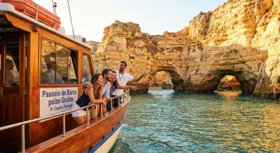 Passeio de Barco pelas Grutas e Costa de Lagos